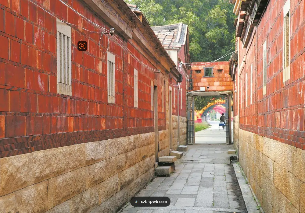A red-brick Minnan lane leading forward